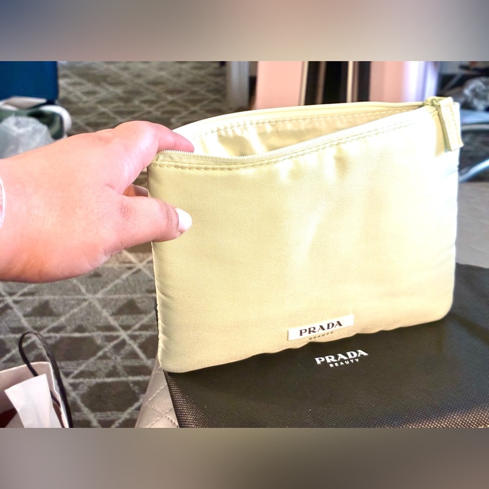 Classic!PRADA soft English green thick textured pouch with lining